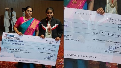 एक लाख रुपयांचा धनादेश
स्विकारताना तृप्ती निकम