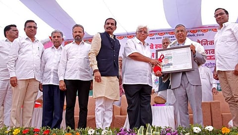 जळगाव : स्व. दादा उंडाळकर सामाजिक पुरस्कार जैन इरिगेशनचे अध्यक्ष अशोक जैन यांना प्रदान करताना गोव्याचे माजी मुख्यमंत्री व माजी केंद्रीय कायदा मंत्री रमाकांत खलप, शेजारी स्व. दादा उंडाळकर स्मारक समितीचे मुख्य विश्वस्त ॲड. उदयसिंह पाटील, विश्वस्त विजयसिंह पाटील व मान्यवर पदाधिकारी. (छाया: नरेंद्र पाटील)