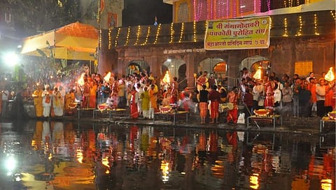 पंचवटी : गोदावरीची महाआरती करतांना जगद्गुरु श्रीमद् परमहंस परिव्राजकाचार्य डॉ. सुमंताश्रम महाराज, इस्कॉनचे ब्रह्माचारी शिक्षाष्टकम दास, दादा वेदक, स्वामी कंठानंद, गोपीनाथ दीक्षित, पोलीस आयुक्त संदीप कर्णिक, जयंत गायधनी आणि नागरिक (छाया : गणेश बोडके)