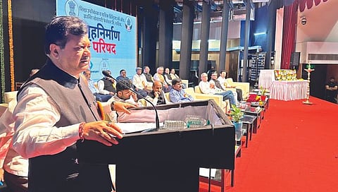 नाशिक : महाकवी कालिदास कलामंदिर येथे गृहनिर्माण परिषद व कार्यशाळेत बोलताना आमदार प्रवीण दरेकर. समवेत मान्यवर.