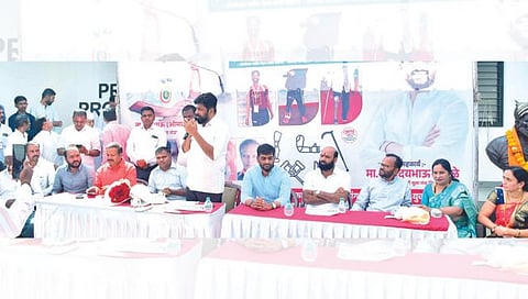 सिन्नर : दिव्यांग सशक्तिकरण शिबिरात मार्गदर्शन करताना आमदार बच्चू कडू. समवेत सह्याद्री युवा मंच अध्यक्ष उदय सांगळे, ज्ञानेश्वर ढोली, केरू कोकाटे, गोविंद लोखंडे, अनिल पवार आदी.