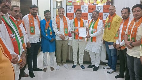 धुळे : बाळासाहेब भदाणे यांना नियुक्तीपत्र सुपूर्त करताना भाजपाचे जिल्हाध्यक्ष बबनराव चौधरी, जिल्हा सरचिटणीस अरुण धोबी, धुळे तालुकाध्यक्ष देवेंद्र पाटील आदी.