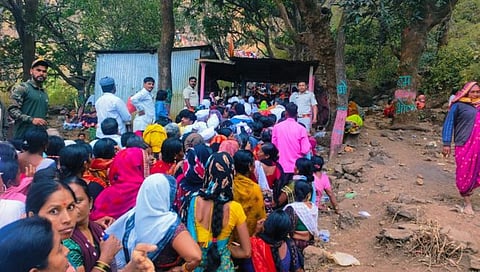 त्र्यंबकेश्वर : ब्रह्मगिरी प्रदक्षिणेसाठी वारकऱ्यांच्या गर्दीने फुललेल्या वाटा.