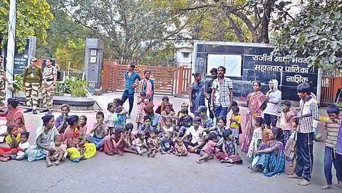 नाशिक : महानगरपालिका मुख्यालयासमोर मुलाबाळांसह आंदोलन करताना भिकारी. (छाया : हेमंत घोरपडे)