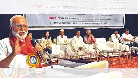 नाशिक : बक्षीस वितरण कार्यक्रमात बोलताना मंत्री छगन भुजबळ. व्यासपीठावर डावीकडून डॉ. मनीषा जगताप, समीर भुजबळ, आबासाहेब थोरात, उत्तम कांबळे, आबासाहेब थोरात, सत्यपाल महाराज, स्वप्ना थोरात, शारदाबाई थोरात. (छाया : रुद्र फोटो)