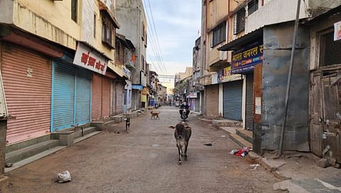 मनमाड : मनमाड शहरात कडकडीत बंद ठेवण्यात आल्योन रस्त्यावर असा शुकशुकाट दिसून येत आहे. (छाया : रईस शेख, मनमाड)
