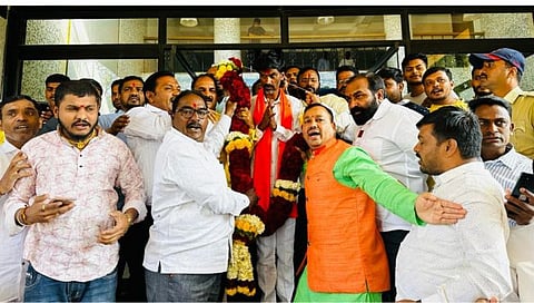 शासकीय विश्रामगृह येथे मनोज जरांगे-पाटील यांचे स्वागम करताना मराठा समाजबांधव (छाया: हेमंत घोरपडे)