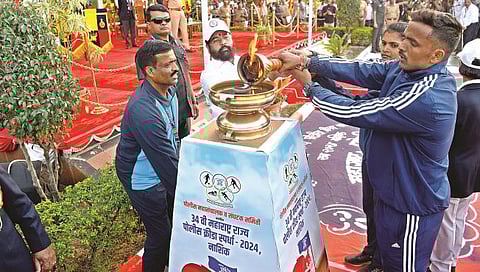 नाशिक : महाराष्ट्र राज्य पोलिस क्रीडा स्पर्धेचे ज्योत पेटवून उद्घाटन करताना मुख्यमंत्री एकनाथ शिंदे समवेत खेळाडू. (छाया : हेमंत घोरपडे)