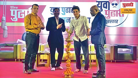 नाशिक : दै. पुढारीतर्फे आयोजित 'युवा पुढारी २०२४' सन्मान सोहळयाचे दीपप्रज्वलन करुन उद्घातर्फेन करताना आ. सत्यजित तांबे. समवेत निवासी संपादक मिलिंद सजगुरे, दीपक चंदे आणि युनिट हेड राजेश पाटील. (छाया : हेमंत घोरपडे)