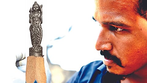 Lead Carving Pencil Nashik | पेन्सीलच्या टोकावर साकारले रामलल्ला