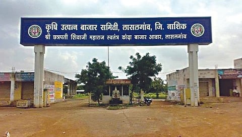 लासलगाव : राज्य शासनाच्या पणन कायदा दुरुस्तीविरोधात पुकारलेल्या बंदमुळे बाजार समितीत असलेला शुकशुकाट. (छाया : राकेश बाेरा)