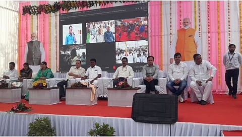 लासलगाव : अमृत भारत स्टेशन योजना पुनर्विकास कामाच्या उद्घाटनप्रसंगी मान्यवर.