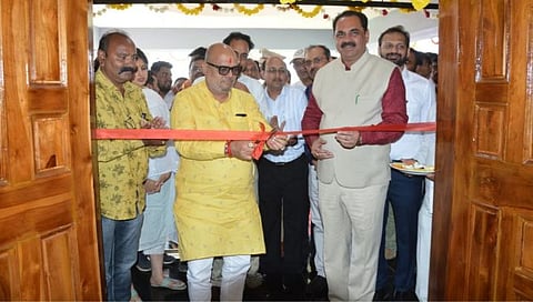 जळगाव : शासकीय वसतिगृह इमारतीचे उद्घाटन करताना जळगाव जिल्ह्याचे पालकमंत्री गुलाबराव पाटील.