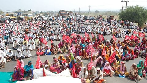 Dhule News : साक्रीत सत्यशोधक व श्रमिक शेतकरी संघटनेचा ‘रास्ता रोको, वाहतूक ठप्प