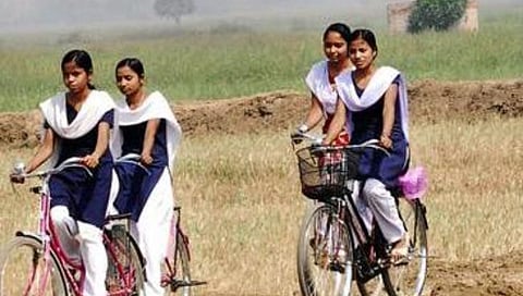 Nashik News : ३ हजार विद्यार्थीनींची शैक्षणिक वाट सुकर, दारापुढे आली सायकल