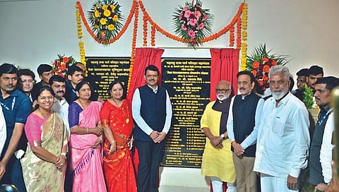 नाशिक :राज्यातील पहिल्या वातानुकुलित मेळा बसस्थानक लोकार्पणप्रसंगी उपमुख्यमंत्री फडणवीस. समवेत छगन भुजबळ, गिरीश महाजन, दादा भुसे, देवयानी फरांदे, सीमा हिरे, राहुल ढिकले आदी. (छाया : हेमंत घोरपडे)