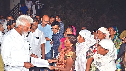 नाशिक : पाहणी दौऱ्यादरम्यान रुग्णाची विचारपूस करताना पालकमंत्री दादा भुसे. समवेत जिल्हा शल्यचिकित्सक डॉ. चारुदत्त शिंदे, कुलगुरु डॉ. माधुरी कानिटकर, अजय बोरस्ते आदी. (छाया : हेमंत घोरपडे)