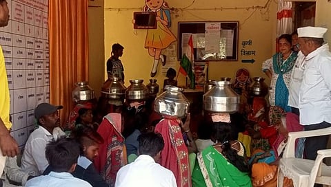 त्र्यंबकेश्वरला डोक्यावर हंडे घेऊन पंचायत समिती कार्यालयावर महिलांचा मोर्चा