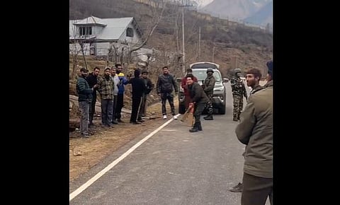 माजी क्रिकेटपटू सचिन तेंडुलकर सध्या काश्मीर दौर्यावर आहे. त्याने स्थानिक मुलांबरोबर क्रिकेट खेळण्याचा आनंद लुटला.