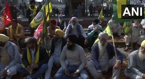 आज (दि.१५) पंजाबमधील शेतकर्यांनी राजपुरा, पटियाला येथे रेल रोको आंदोलन केले.