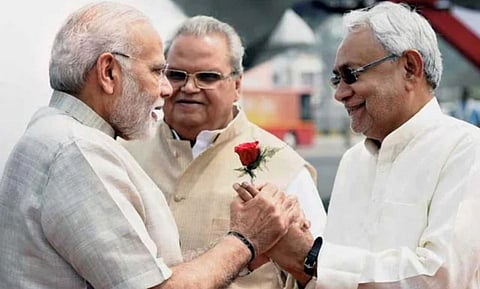 निमित्त बहुचर्चित ‘भेटी’ चे, चर्चा राजकीय ‘मैत्री’तील ‘घडलं-बिघडल्या’ची !