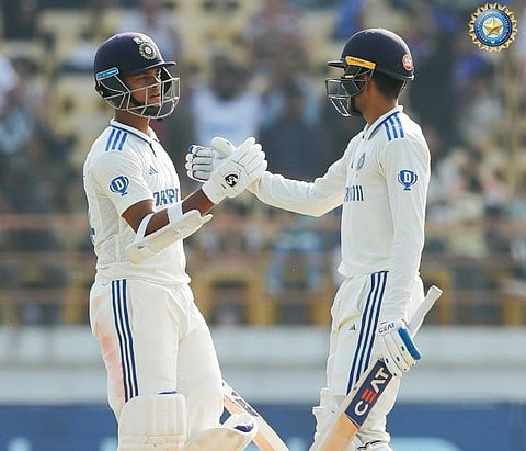 जैस्वाल आणि शुभमन यांच्या दीडशतकी भागीदारीमुळे राजकोट कसोटीत भारताने निणार्यक आघाडी घेतली आहे.