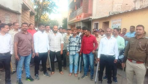 Nashik Crime : जिथे गाड्यांच्या काचा फोडल्या पोलिसांनी तिथेच काढली धिंड