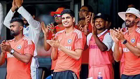 चेतेश्वर पुजारा संधीची वाट पाहतोय..! रवी शास्त्रींनी गिलला दिला धोक्याचा इशारा