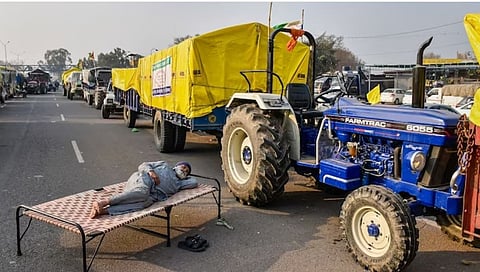 आंदोलनात ट्रॅक्टर ट्रॉली का वापरल्या जात आहेत, असा सवाल करत शेतकऱ्यांना शांततेने आंदोलन करायचे असेल महामार्गावर ट्रॅक्टर-ट्रॉलींना परवानगी नाही, असे स्पष्ट केले आहे.