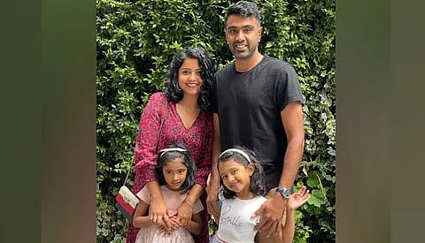 पत्नी प्रीती आणि मुलींसमवेत टीम इंडियाचा फिरकीपटू आर. अश्विन.