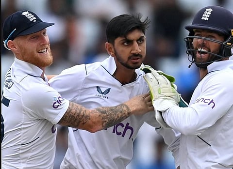 इंग्लंडचा फिरकीपटू शोएब बशीर याने दुसर्या दिवशी ४ बळी घेतले.