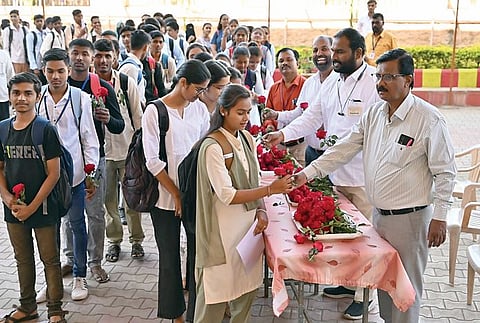 बारावीच्या पहिल्याच इंग्रजीचा पेपरला पकडले 15 कॉपीबहाद्दर
