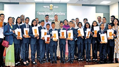 कोल्हापूर : महापालिका शाळांतील मुले विमानातून ‘इस्रो’ला रवाना