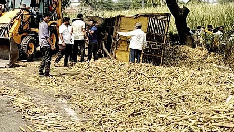 शेडबाळ येथे उसाची ट्रॉली उलटून चार महिला ठार