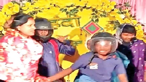 लेकीच्या लग्नात वर्हाडींना दिले हेल्मेटचे गिफ्ट!