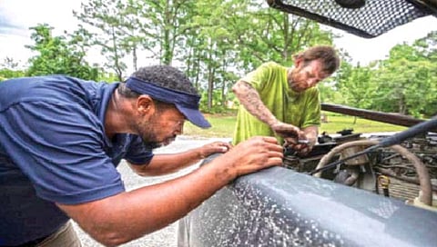 गरजूंना जुन्या कार देणारा दानशूर अवलिया