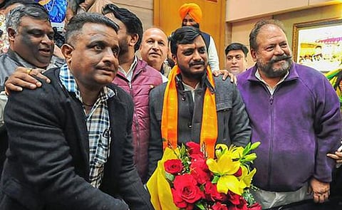 महापौरपदी निवड झाल्यानंतर मनोज सोनकर यांचे स्वागत करताना भाजपचे नगरसेवक. (फाईल फोटो- पीटीआय)