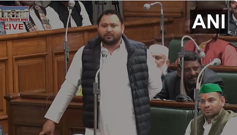 बिहार विधानसभेत विश्वासदर्शक ठरावापूर्वी बाेलताना तेजस्वी यादव.