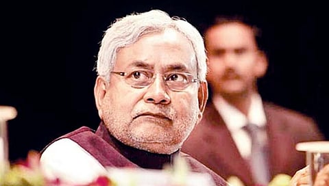 राजकारण : नितीशबाबूंचा ‘दे धक्का’