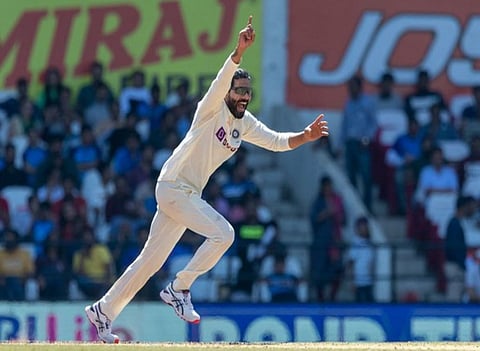 टीम इंडियाचा अष्टपैलू खेळाडू रवींद्र जडेजाने भारतीय भूमीवर २०० बळींचा टप्पा पूर्ण केला. अशी कामगिरी करणारा तो पाचवा भारतीय गोलंदाज ठरला आहे.