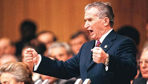 दिवसातून वीस वेळा दारूने हात धुणारा हुकूमशहा!