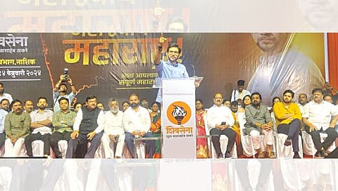 नाशिकरोड : जेलरोड येथील शिवसेना मेळाव्यात बोलताना युवा नेते आदित्य ठाकरे समवेत नाशिक जिल्ह्यातील पदाधिकारी (छाया: उमेश देशमुख)