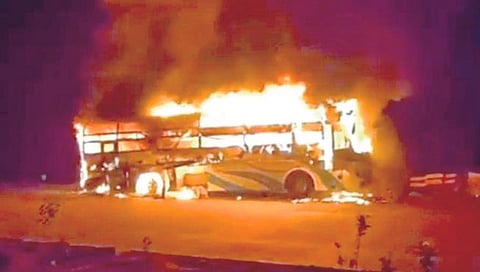 रत्नागिरीहून मुंबईकडे निघालेली बस पेटली; चालकाच्या प्रसंगावधानाने २२ जण बचावले