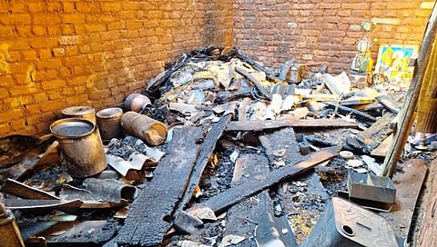 शेणगाव (ता. भुदरगड) येथे सुशीला कुंभार यांच्या घराला शॉर्टसर्कीटने लागलेल्या आगीमुळे लाखांचे नुकसान झाले.