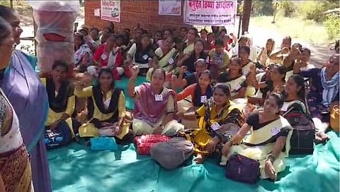 सिंधुदुर्ग: विविध मागण्यांसाठी अंगणवाडी मदतनिसांचा जि.प.समोर ठिय्या