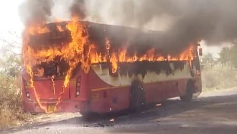 Hingoli Maratha Andolan : मराठा आंदोलनाला हिंसक वळण, खांडेगाव पाटी येथे बस पेटवली; शिरड-शहापूरजवळ बसेसवर दगडफेक