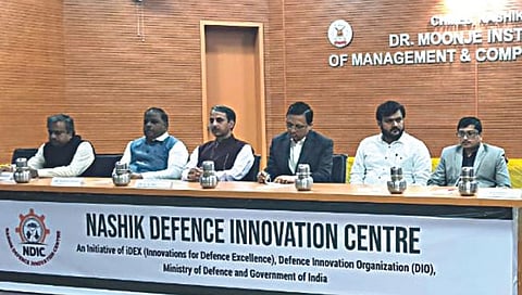 नाशिक : नाशिक डिफेन्स इनोव्हेशन सेंटरतर्फे आयोजित कायक्रमाप्रसंगी डॉ. वी. के. राय, डॉ. अजित भांदक्कर, डॉ. प्रशांत पाटील, प्रदीप पेशकार, आनंद देशपांडे आदी.