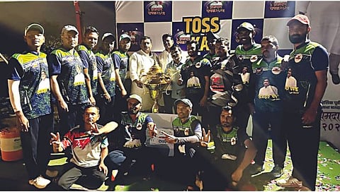 नाशिक : मेरी मैदानावर झालेल्या नमो चषक प्रीमियर क्रिकेट लीगमध्ये विजेत्या डॉमिनेटर संघाला करंडक प्रदान करताना आमदार ॲड. राहुल ढिकले.