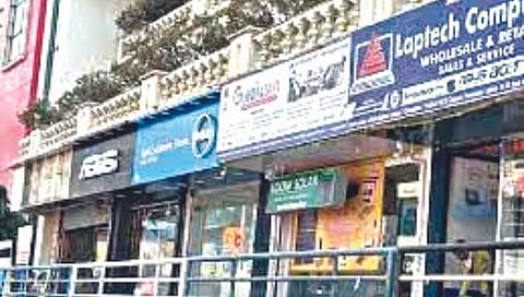 नाशिक | टोलवाटोलवीमुळे दुकानांवरील इंग्रजी पाट्या ‘जैसे थे’