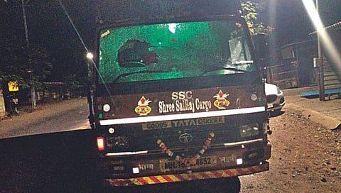 नाशिक : मद्यपींनी केलेल्या दगडफेकीत वाहनाचे झालेले नुकसान.